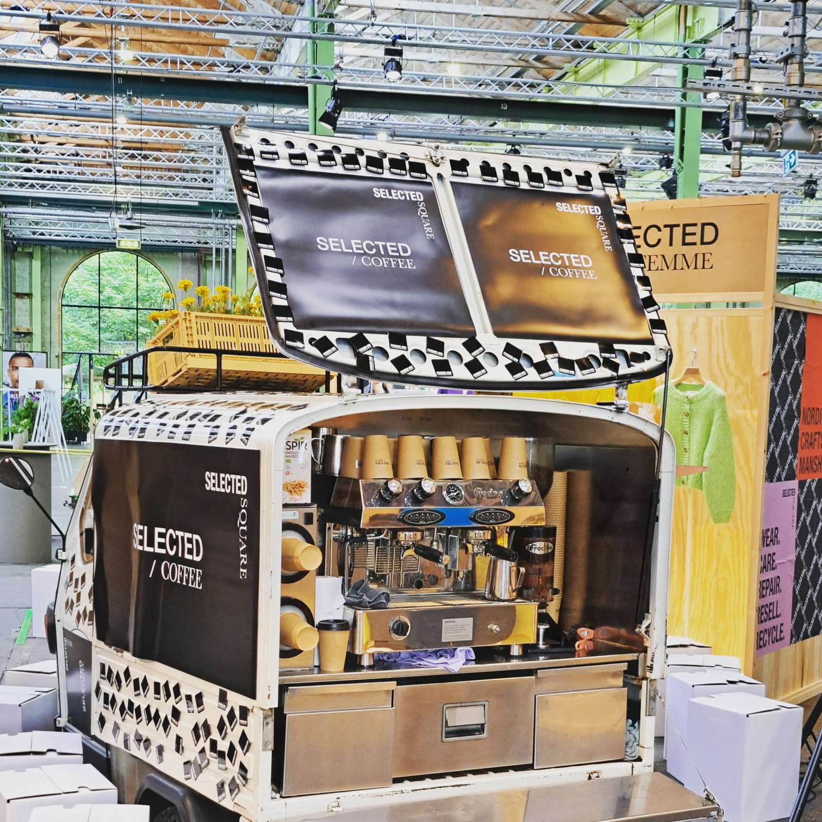 Kaffevogn med SELECTED-branding og matchende kaffekopper ved et event